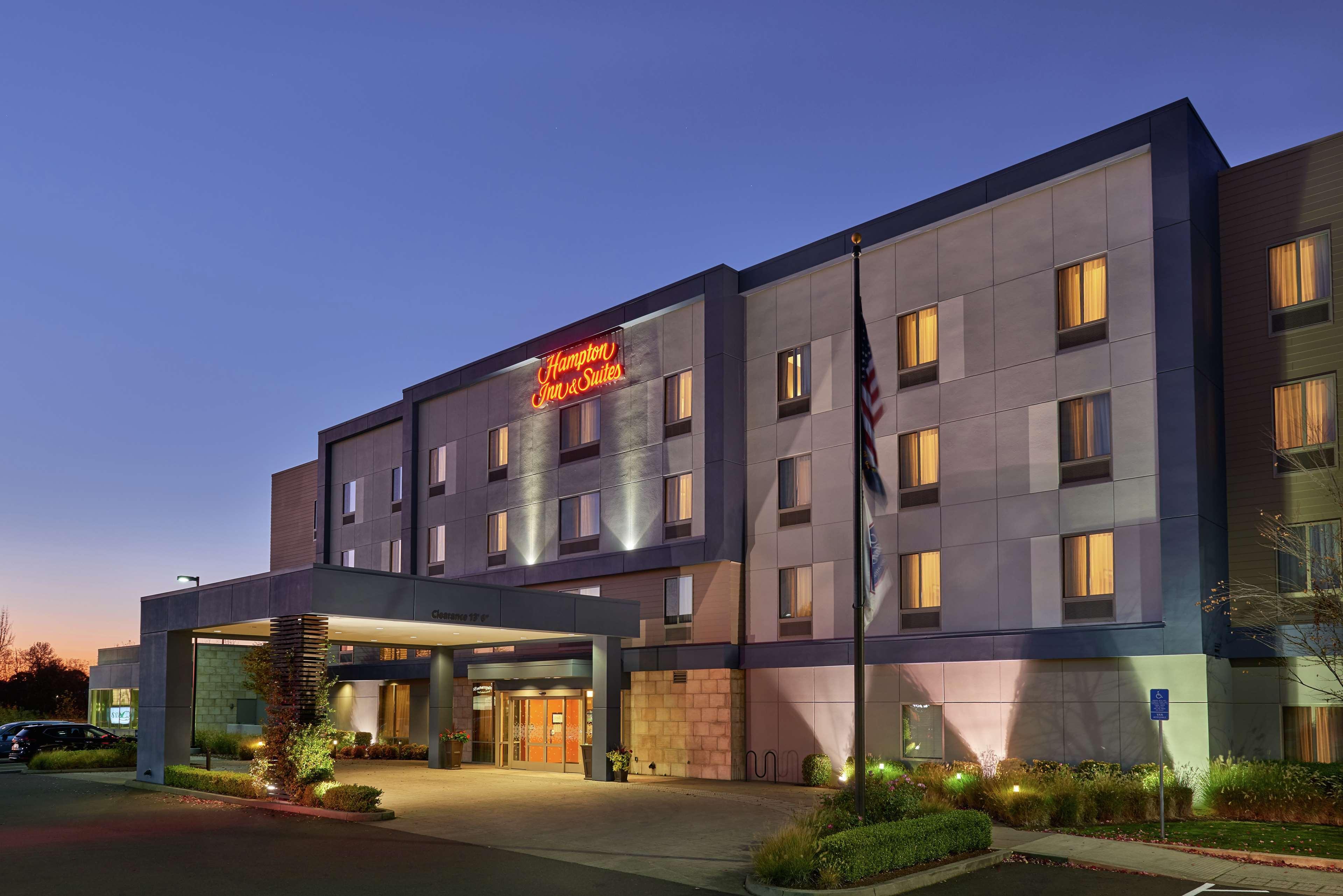 Hampton Inn And Suites Salem Exterior foto